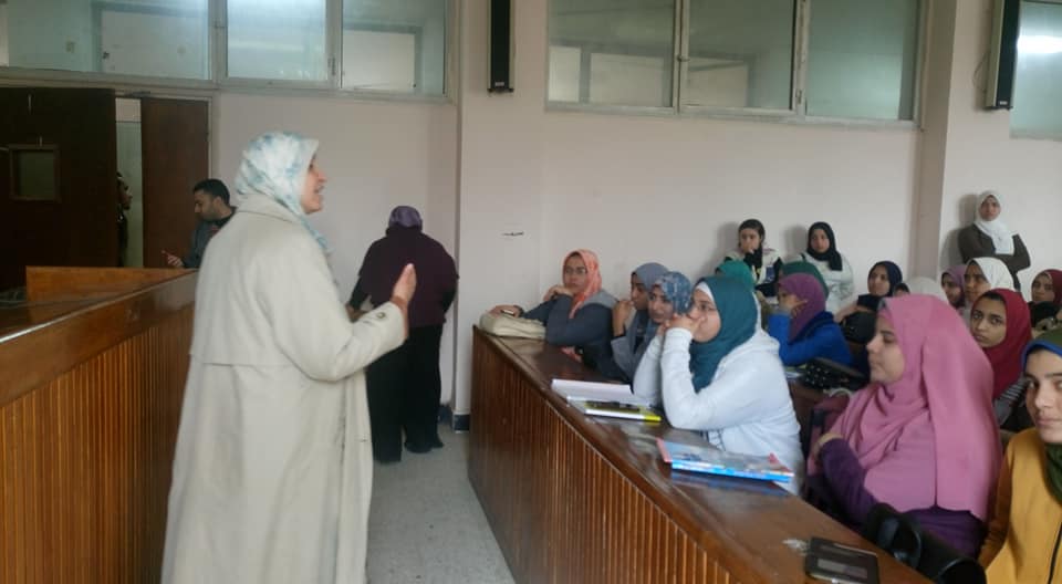 الاستاذ الدكتور لمياء عبد المحسن اثناء ورشة عمل لطلاب القسم 