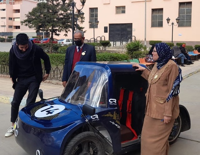 عميد الكلية يلتقي الفريق البحثي المشارك في مسابقة رالي السيارات الكهربية EVER 