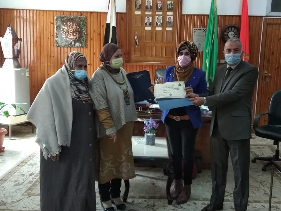 Delivering certificates of appreciation on the occasion of the forty-fourth annual university holiday