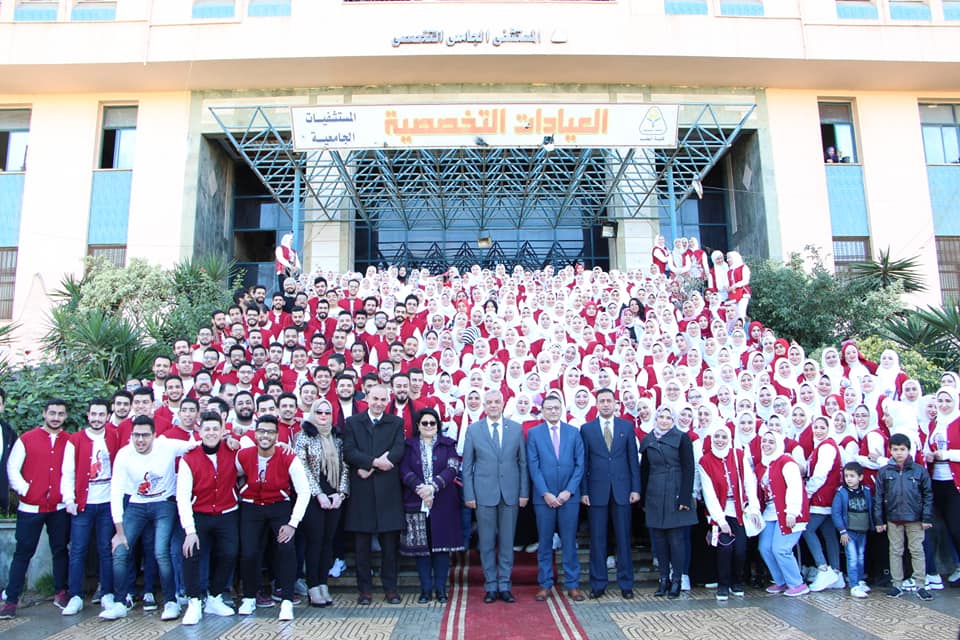 مبارك يشارك طلاب الدفعة 33 بطب المنوفية فرحتهم بنهاية إمتحانات السنوات الدراسية