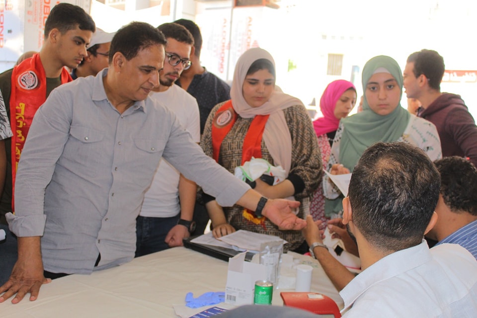 «طلاب من أجل مصر» يشاركون بحملة بالتبرع بالدم للأشقاء للفلسطنيين....