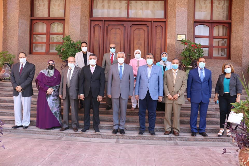 مبارك يستقبل اللجنة العلمية الدائمة بالمجلس الأعلى للجامعات لترقية الأساتذة المساعدين بقطاع التربية