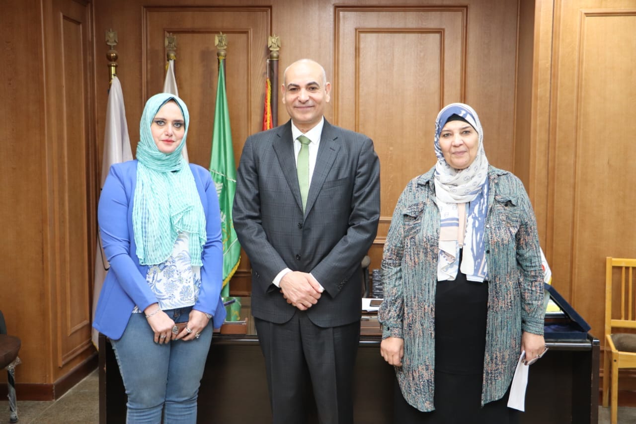 عمـيـد الكليـة يستقبـل وكيـل الكليـة لشئون خدمة المجتمع وتنمية البيئة و يسلمـها مهـام العمل