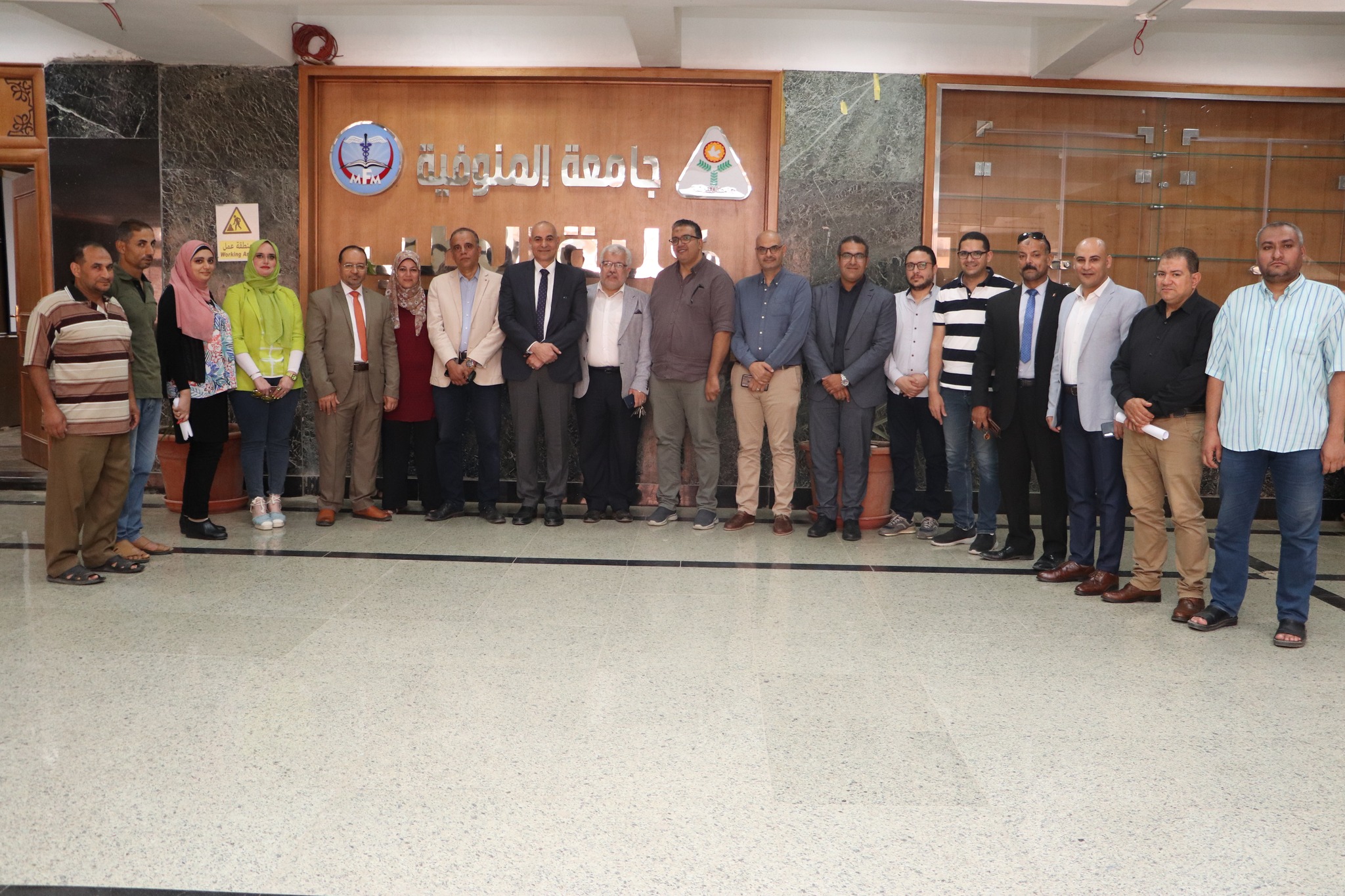 عمـيـد الكلـيـة و الـوكــلاء يقـدمــون التهـنـئـة للعامليـن بطـب المـنـوفـيـة بحـلــول عـيــد الأضـحــى المـبـــارك