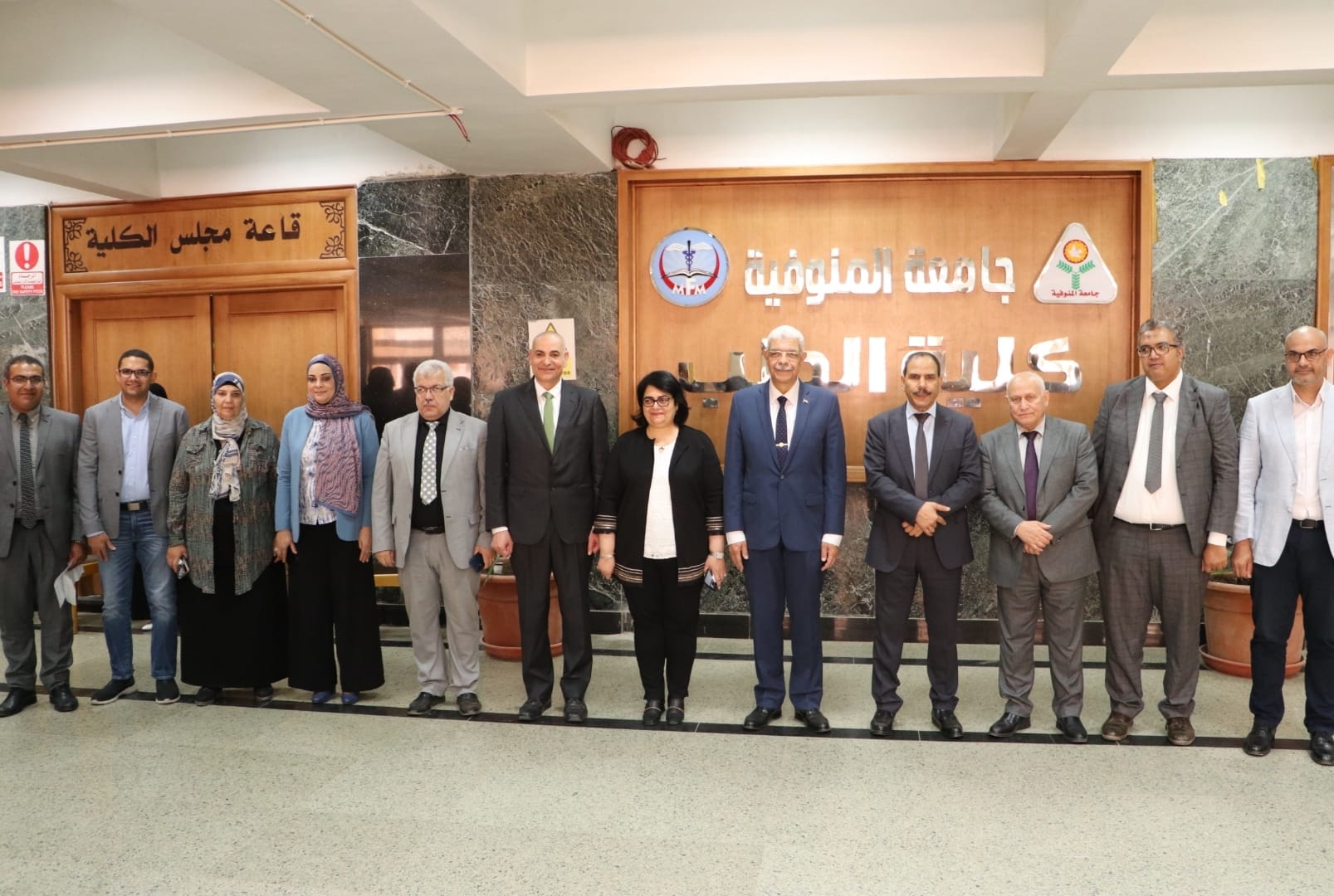 رئيس الجامعة يجتمع بإدارة كلية الطب و المستشفيات الجامعية