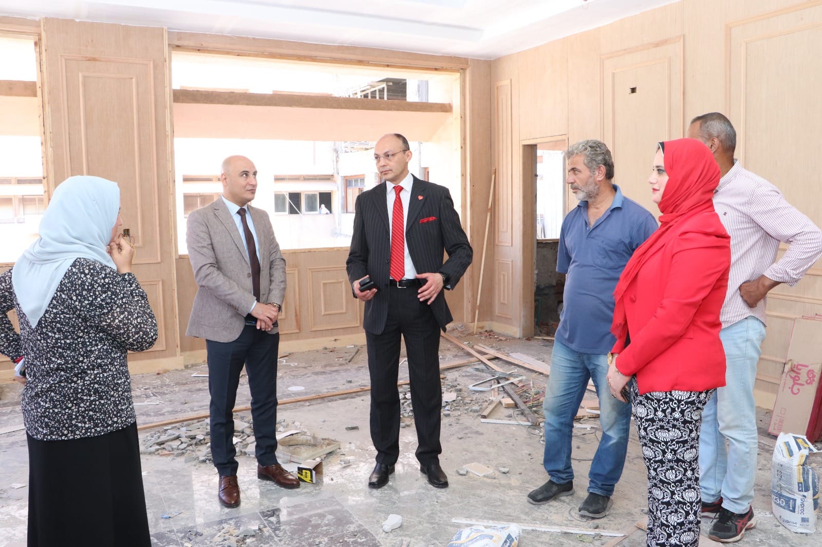 عميد الكلية يتابع أعمال التحديث و التطوير بالدور الثاني بالكلية