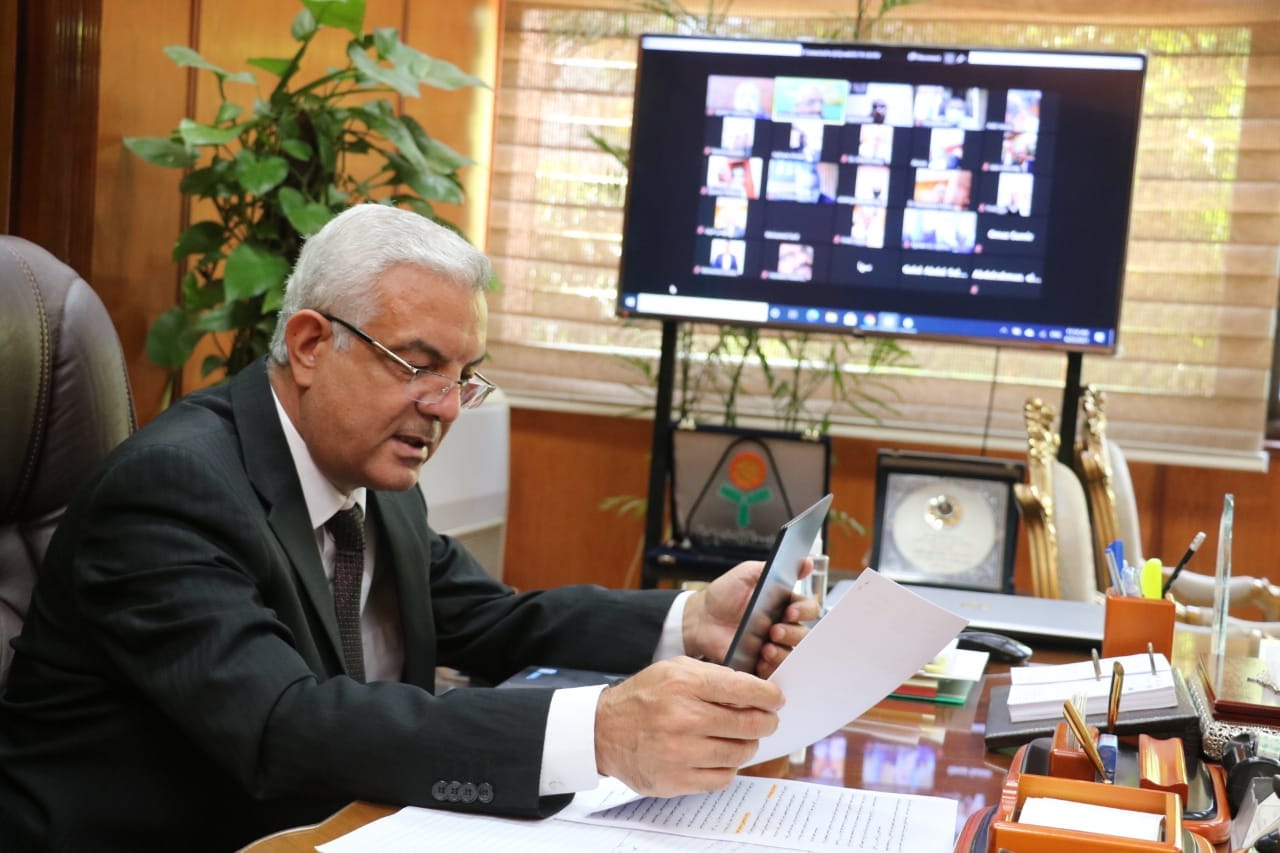 President of The University of Menoufia holds a committee of laboratories and scientific devices