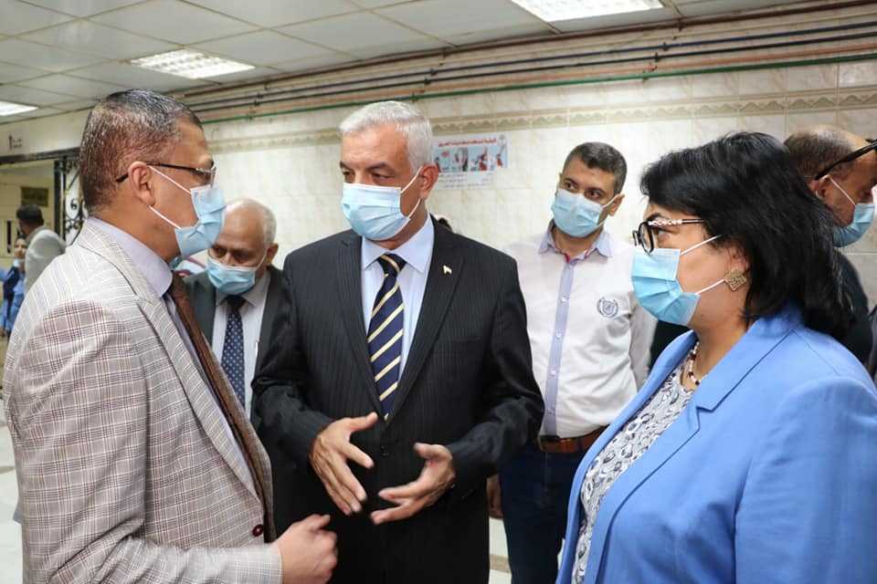 رئيس جامعة المنوفية فى زيارة لمستشفى الجامعة لمتابعة حالة المصابين ويؤكد على تواجد أطباء نفسيين لمساعدتهم