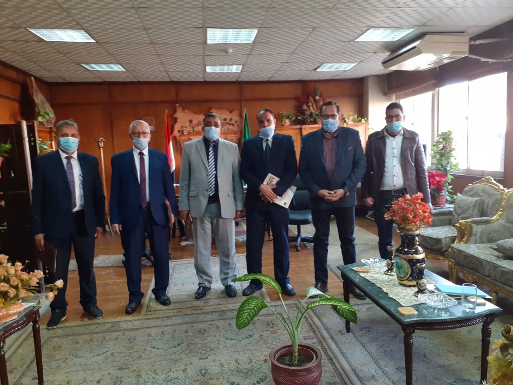 Bajouri meets with members of the Center for New and Renewable Energy