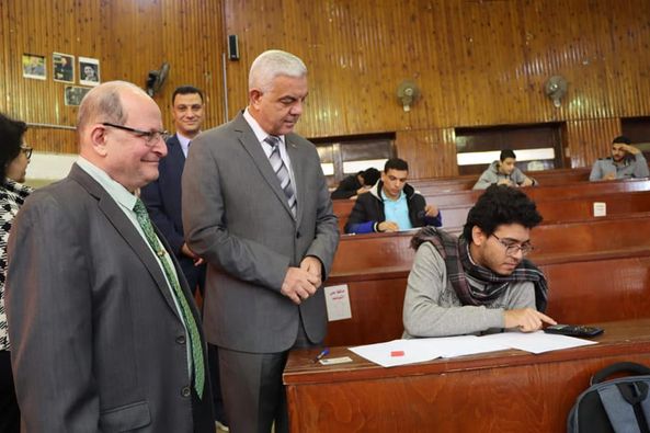 مبارك يتفقد لجان امتحانات الفصل الدراسي الأول بكليات العلوم والإعلام والآداب والتجارة