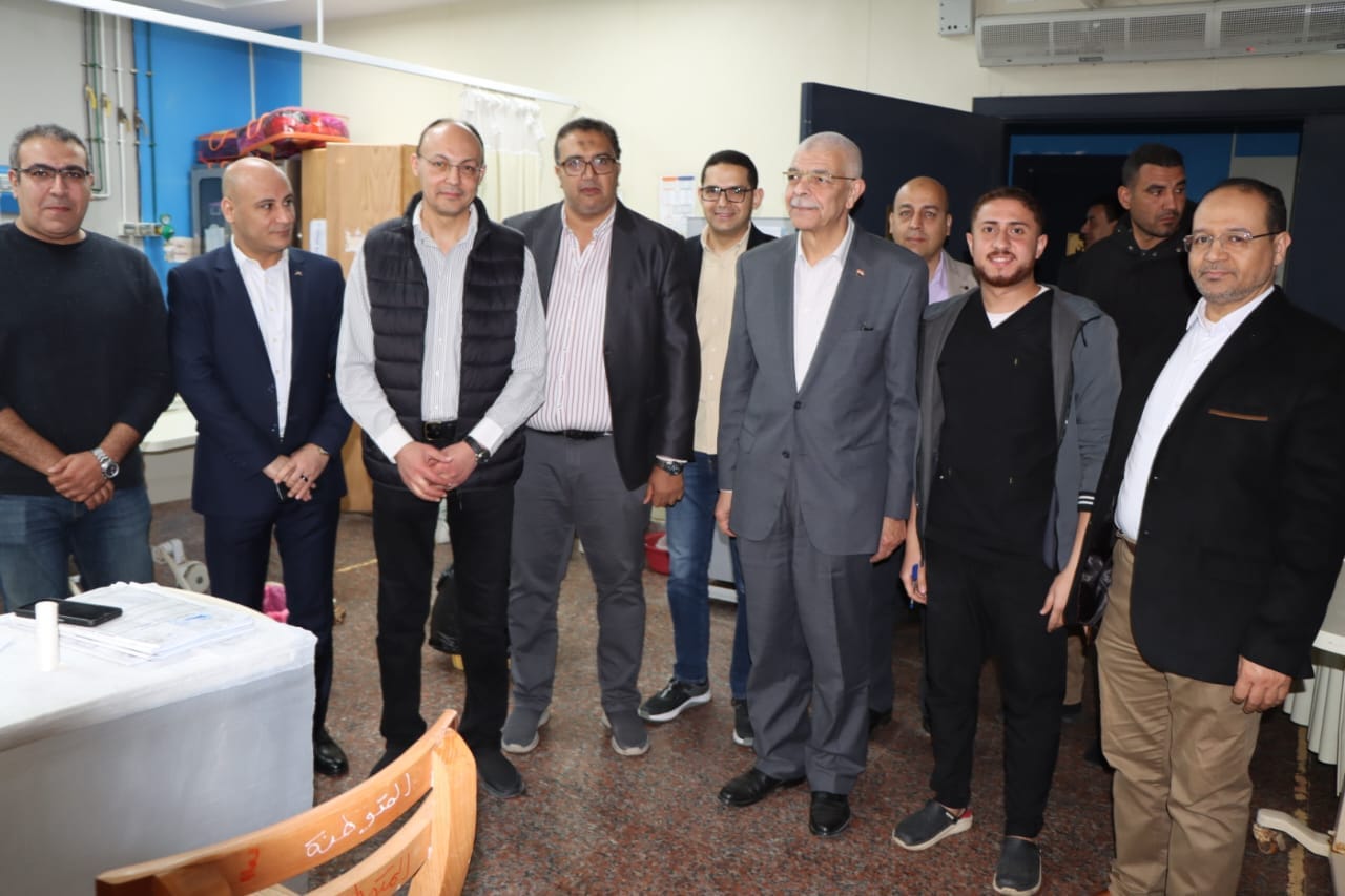 The President of Menoufia University visits university hospitals on the first day of Eid al-Fitr and congratulates the medical teams