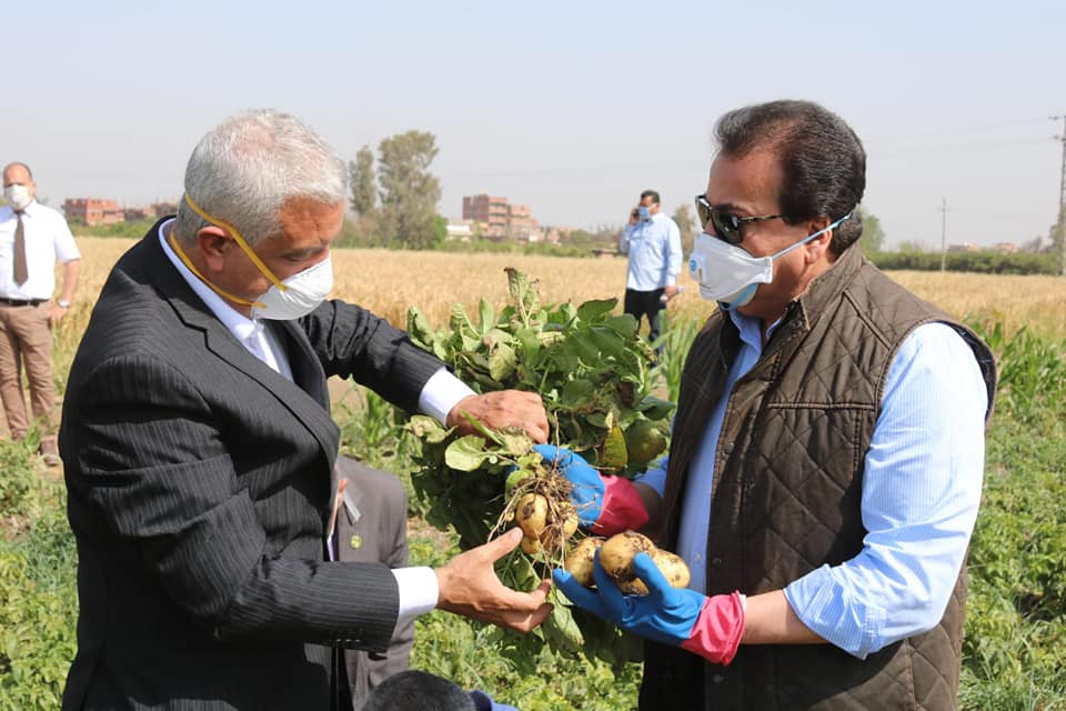 Minister of higher Education ends his visit to Menoufia University by inspecting “Elrahb farm”