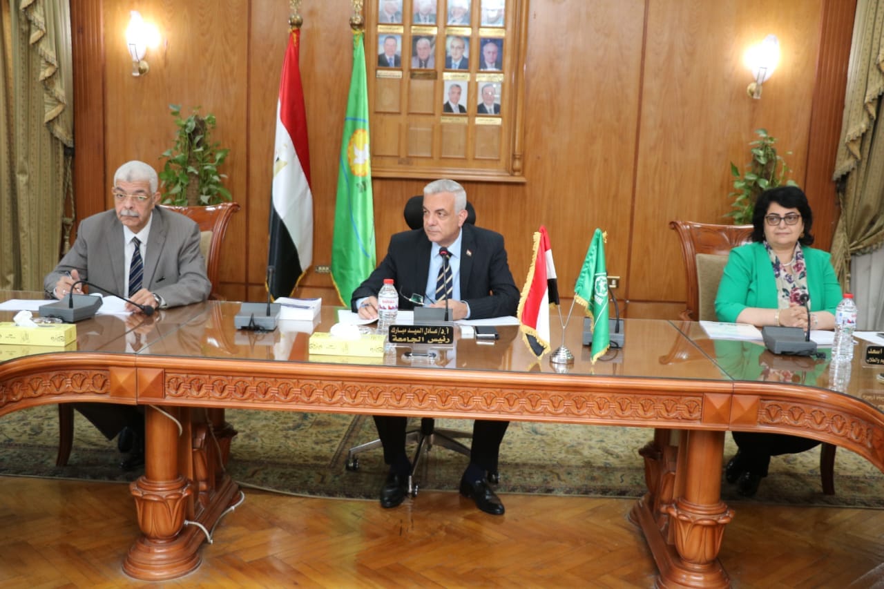 مبارك يعقد جلسة لجنة الإحتياجات بجامعة المنوفية 