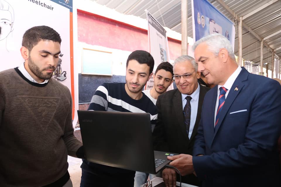 رئيس جامعة المنوفية يتفقد معرض مشروعات طلاب الهندسة الإلكترونية