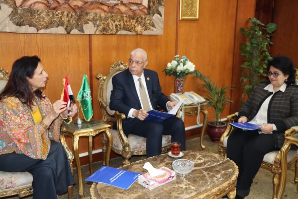 The President of Menoufia University receives the Executive Director of the Fulbright Commission in Cairo