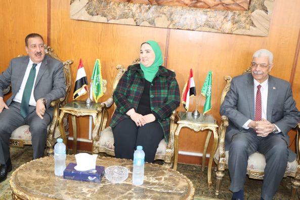 The President of Menoufia University receives the Minister of Social Solidarity, the Governor of Menoufia, and a number of former Menoufia governors