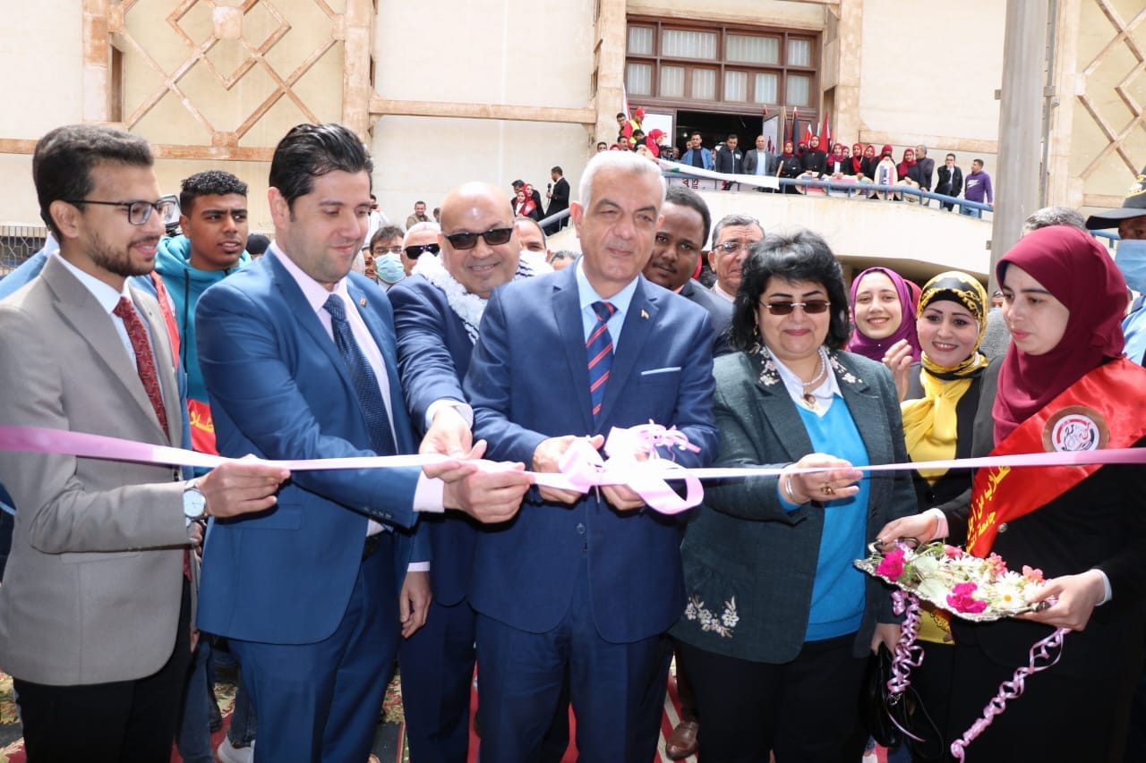 رئيس جامعة المنوفية يفتتح خيمة التراث الشعبى لمختلف الدول العربية
