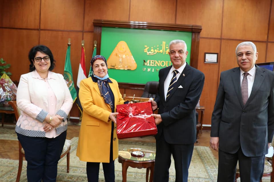 The President of Menoufia University honors the Director General of the Office of the Vice President for Education and Students for reaching the retirement age.