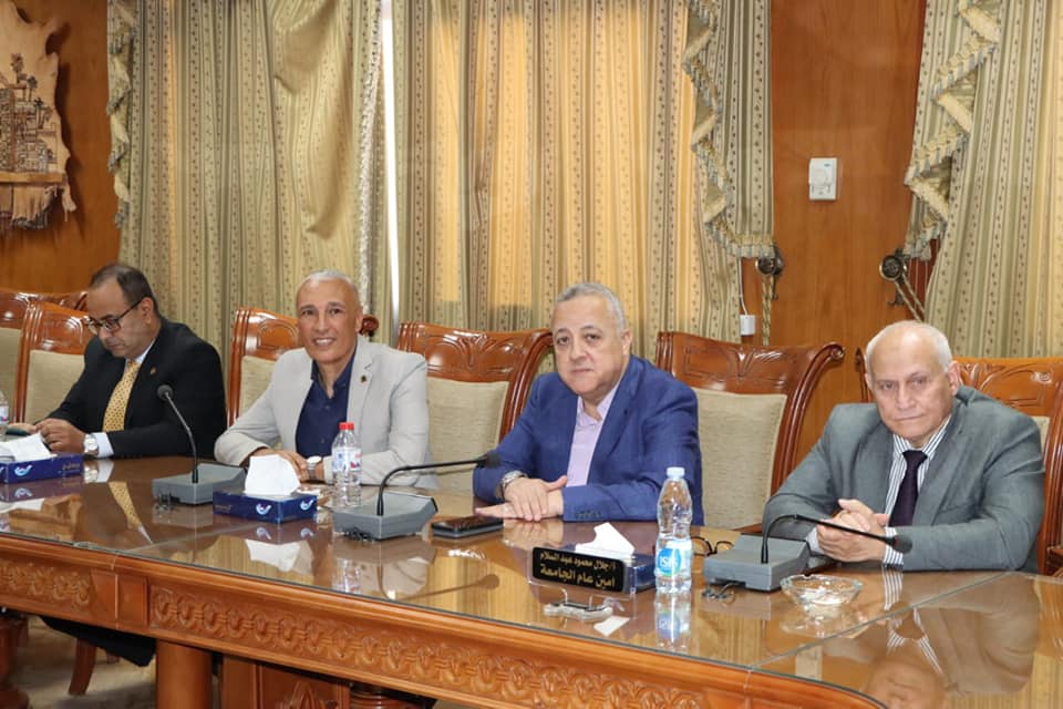 رئيس  جامعة المنوفية يعقد إجتماع مجلس إدارة  مركز الخدمة العامة 