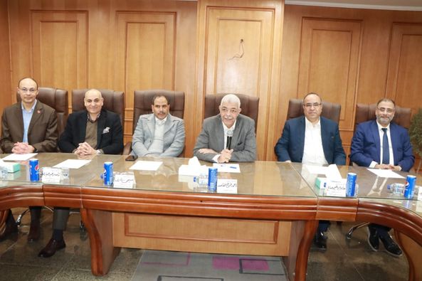 The President of Menoufia University discusses ways to improve medical service and future prospects for the medical complex in an expanded meeting at university hospitals