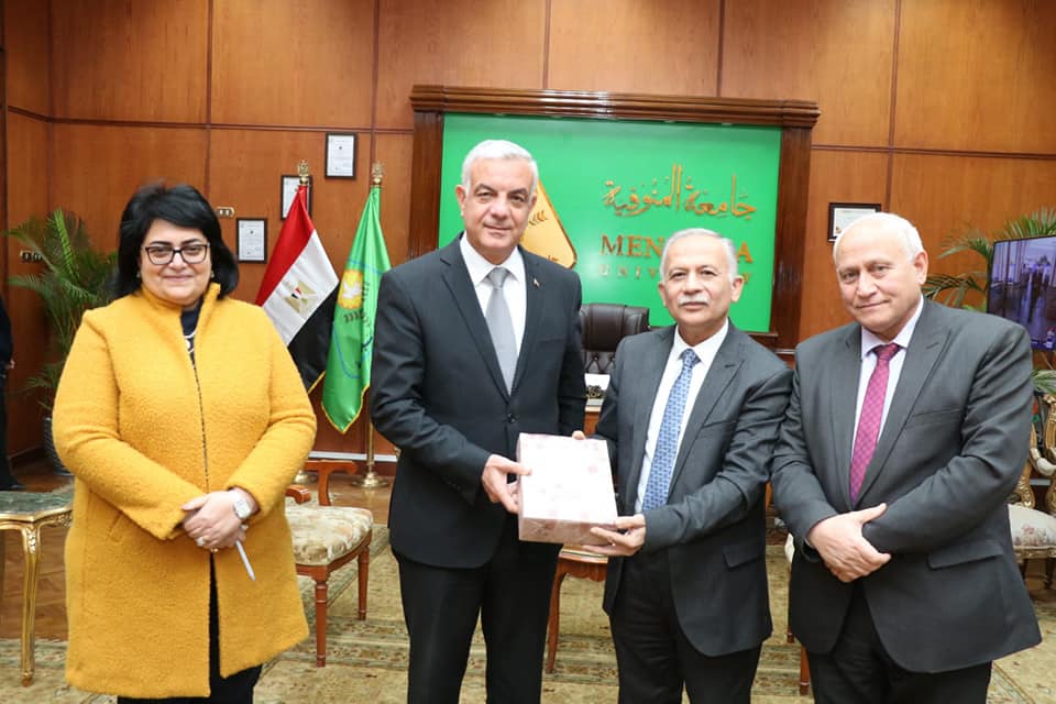 The President of Menoufia University honors the Director General of Faculty staff Affairs