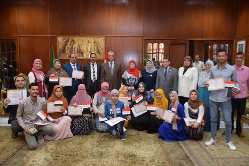 مبارك يكرم الطلاب المتميزين في مشروع محو الأمية