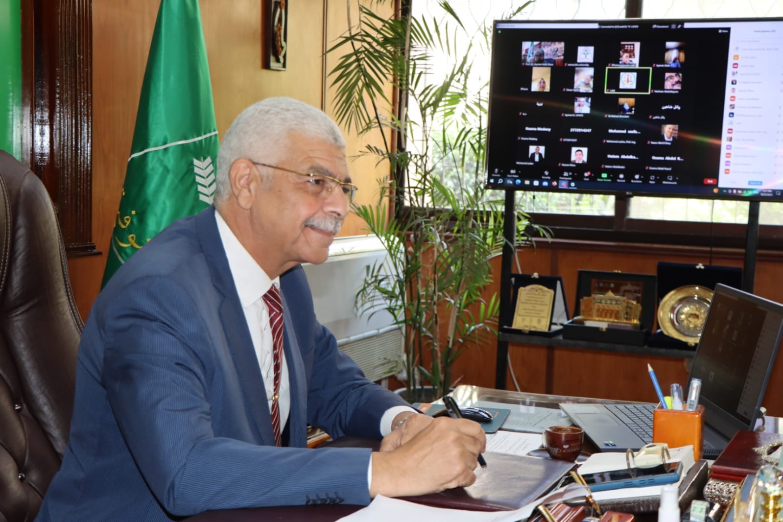 The President of Menoufia University holds his monthly meeting with the deans of the faculties "online"