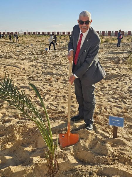 The President of Menoufia University witnesses the laying of the foundation stone for the Egyptian Universities Land Project in New Valley