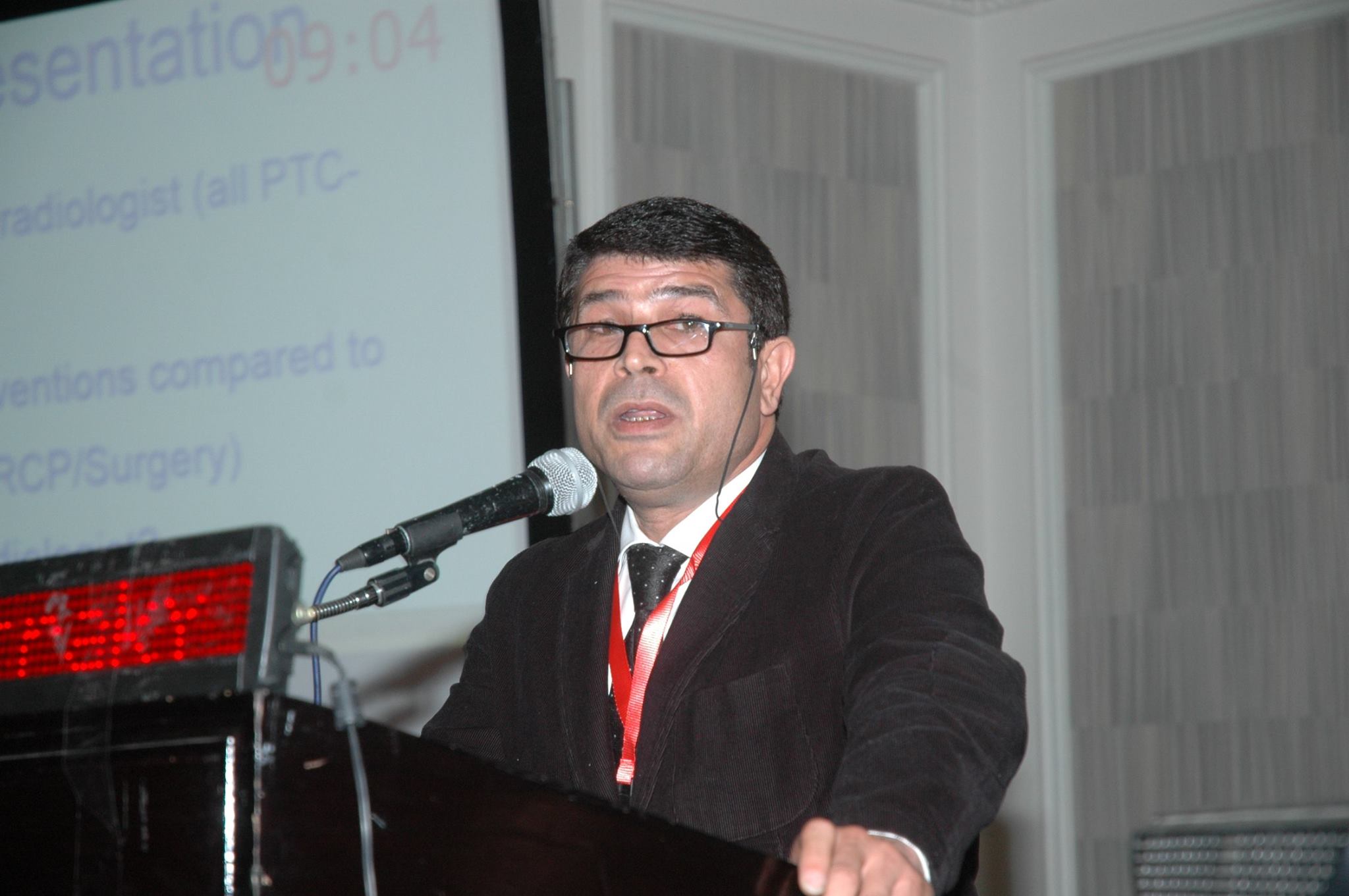  الدكتور محمد الوراقي أستاذ الأشعة التداخلية بمعهد الكبد القومي