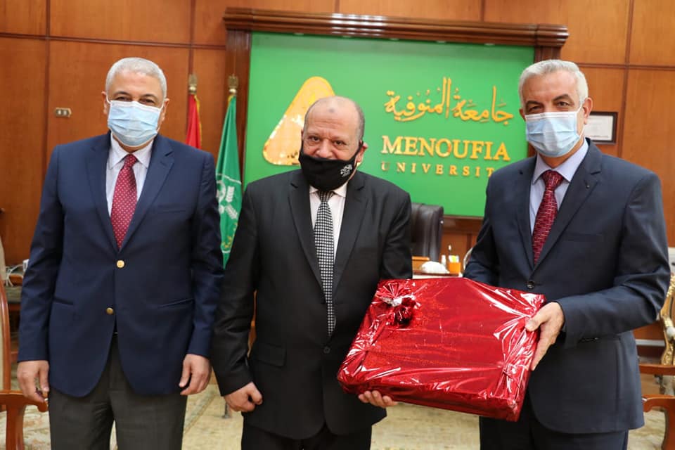 The President of Menoufia University honors the Director General of Special Accounts for reaching the age of pension.