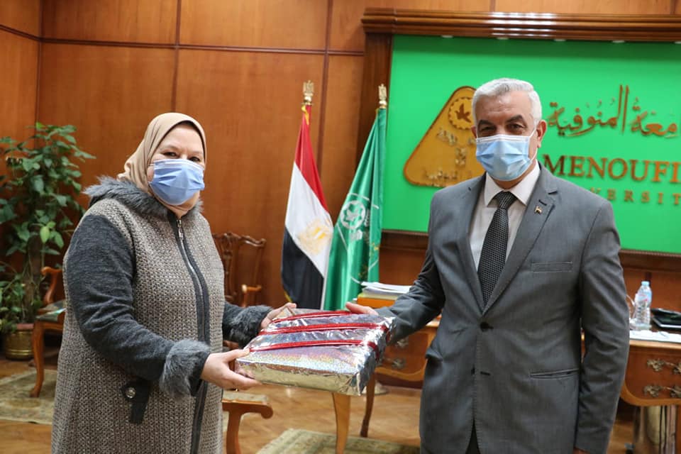 The President of the University of Menoufi honors the Director-General of Special Accounts for reaching the pension age