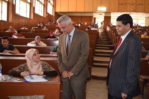 Adel Mubarak inspects  the exams of the Faculty of Commerce