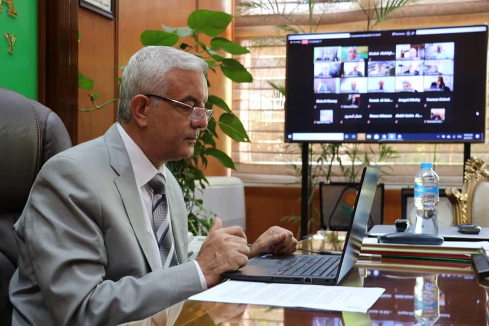 رئيس جامعة المنوفية يشارك في فعاليات مؤتمر الجامعات العربية ودورها في مواجهة جائحة كورونا "أون لاين"